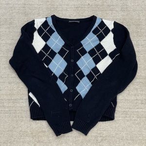 Cute, cropped, brandy Melville sweater cardigan. Old school preppy vibes📚💰🎓